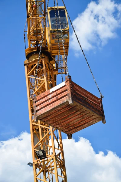 Grue à tour sur le chantier — Photo