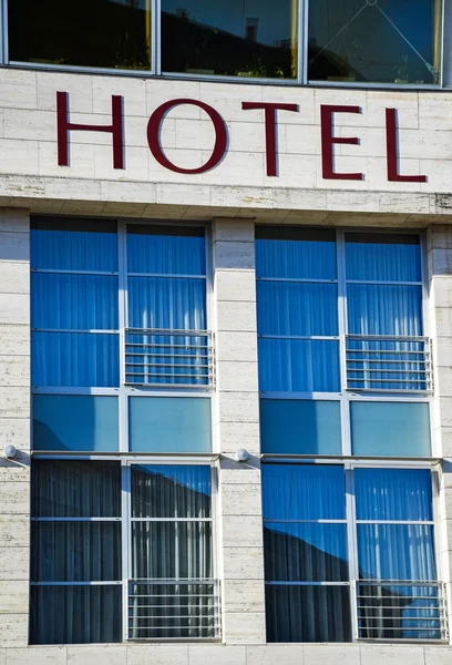 Janelas do edifício do hotel — Fotografia de Stock