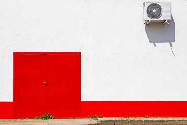 Porta in metallo rosso e condizionatore d'aria a parete — Foto Stock