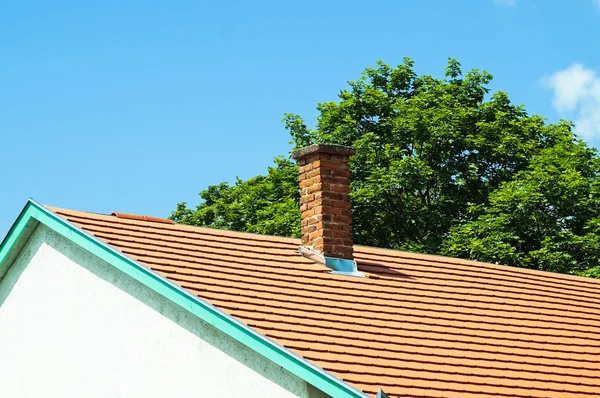 Střecha domu s komínu — Stock fotografie