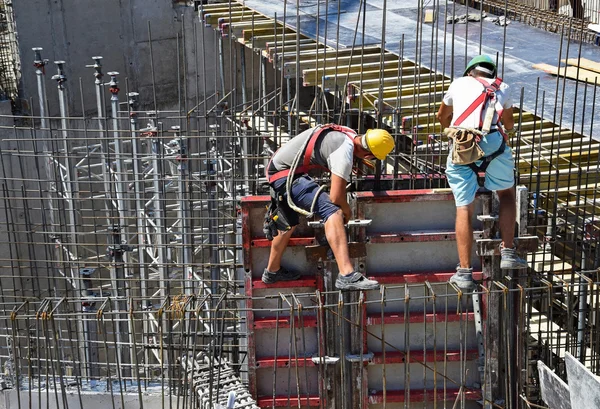 Trabajadores de la construcción están trabajando — Foto de Stock