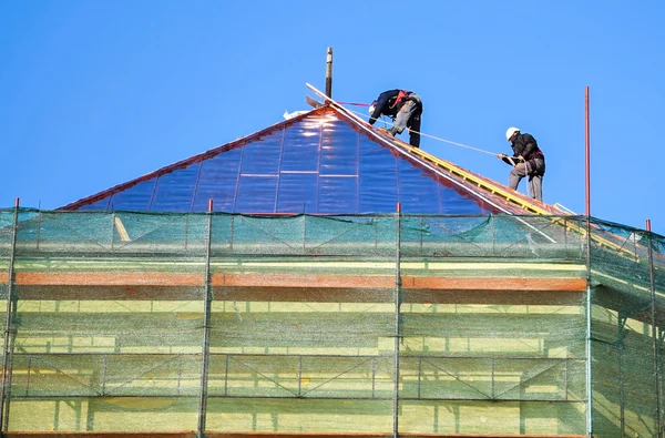 Os roofers estão funcionando — Fotografia de Stock