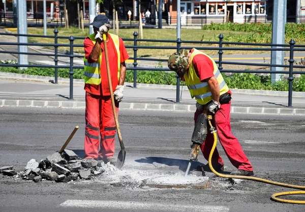 남자들은 도로 건설 일을 하고 있다 — 스톡 사진