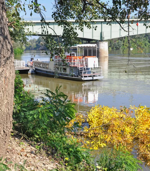 Tourist boat on the river Tisza at Tokaj city, Hungary — Stock Photo, Image