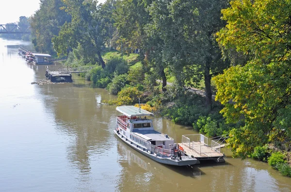 Barco turístico en el río Tisza, cerca de la ciudad de Tokaj, Hungría — Foto de Stock