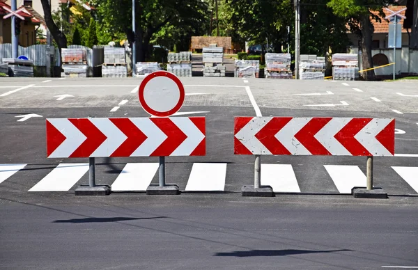 Flecha señales de tráfico al final de la carretera —  Fotos de Stock