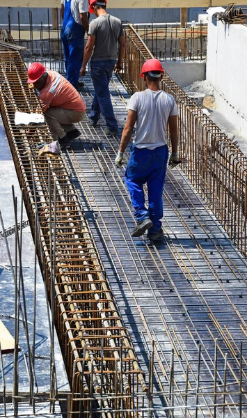 Trabalhadores da construção estão trabalhando — Fotografia de Stock