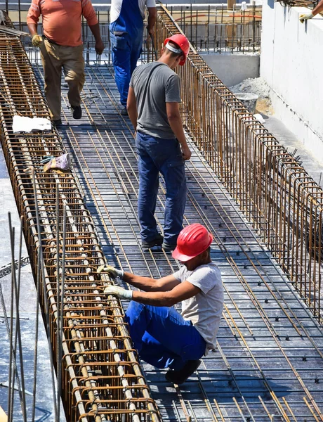 Trabajadores de la construcción están trabajando — Foto de Stock