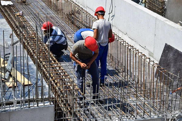 Trabajadores de construcción en el trabajo — Foto de Stock