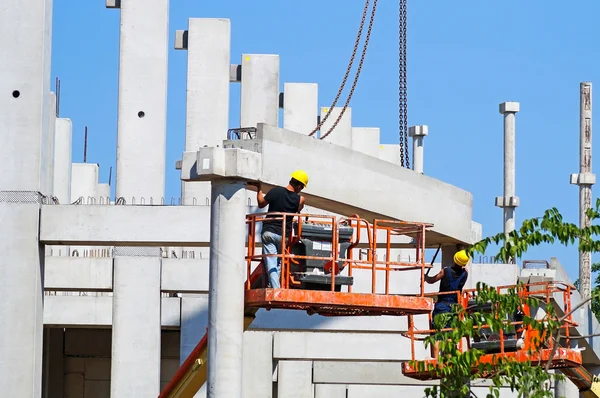 Los hombres están trabajando en la construcción de un nuevo edificio — Foto de Stock