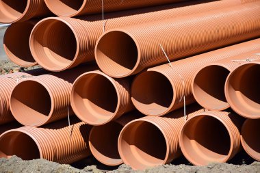 Yol yapımındaki plastik borular.