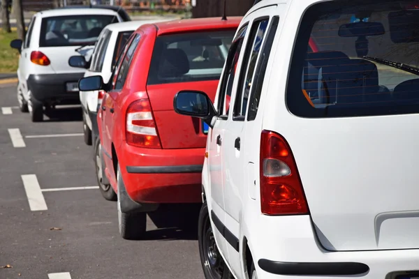 Coches en fila en el estacionamiento — Foto de Stock