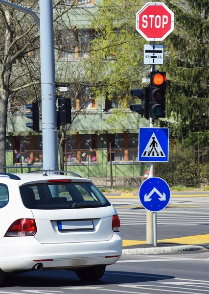 Ampel und Schild an der Kreuzung — Stockfoto