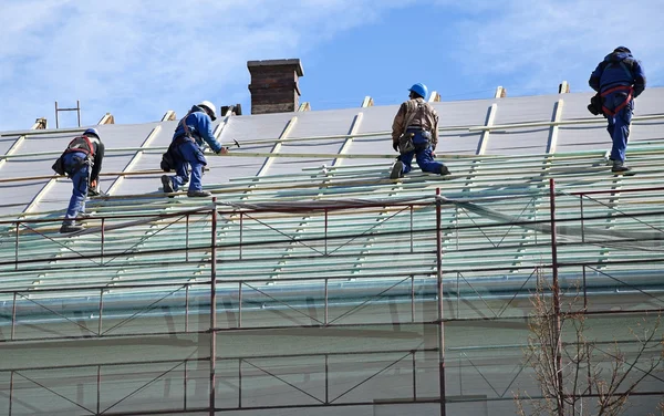 Roofers al lavoro — Foto Stock