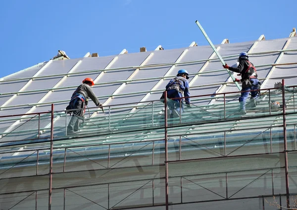 Roofers al lavoro — Foto Stock