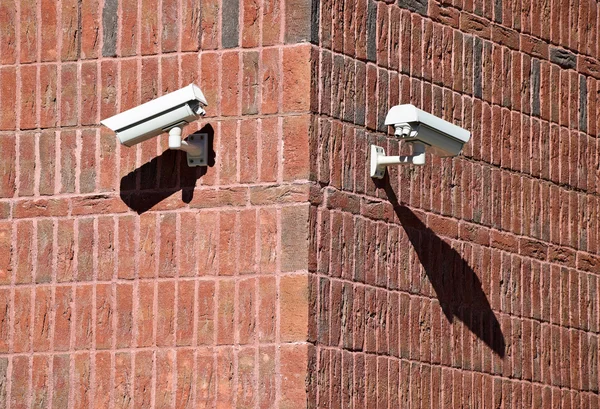 Cámaras de seguridad en la pared de un edificio de oficinas —  Fotos de Stock