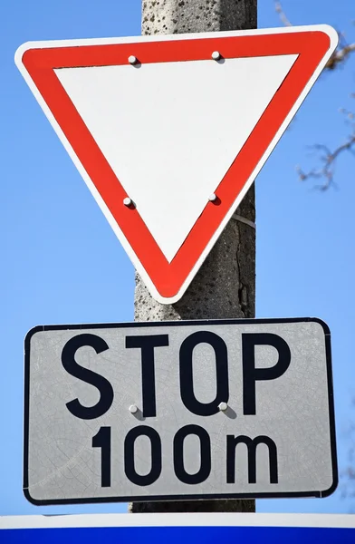 Opbrengst en stopbord op de kruising — Stockfoto