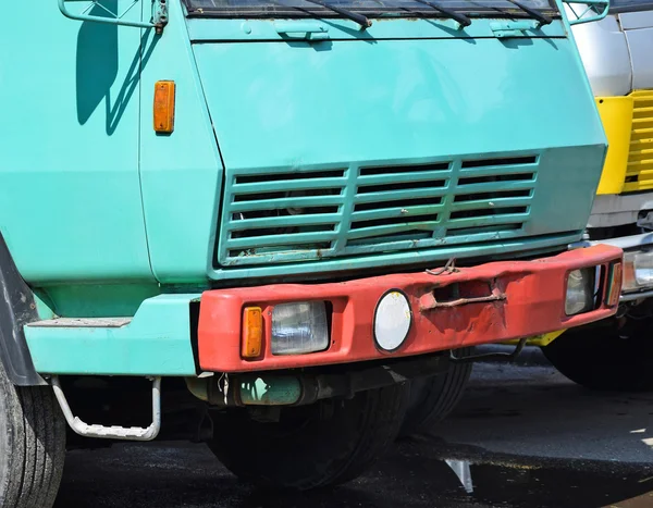 Voorste deel van een oude vrachtwagen — Stockfoto