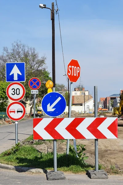 Señales de tráfico en el cruce de carreteras —  Fotos de Stock