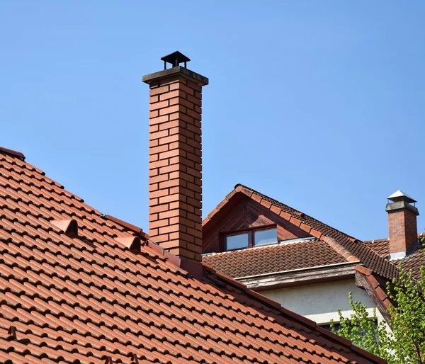 Hausdach mit Schornstein — Stockfoto