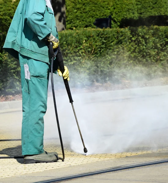 Man is cleaning the street — Stock Photo, Image