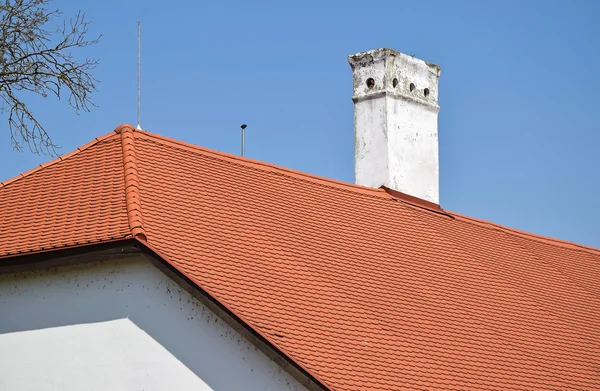 Pilha de fumaça no telhado de um edifício antigo — Fotografia de Stock