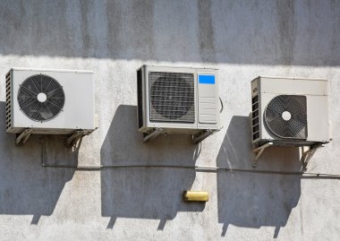Klimalar bir binanın duvarında