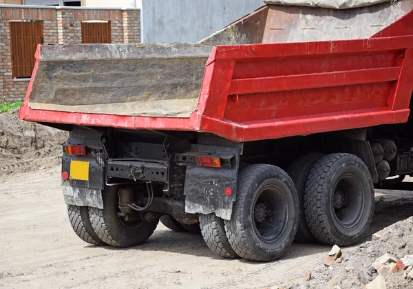 Parte trasera de un camión en la construcción de la carretera — Foto de Stock