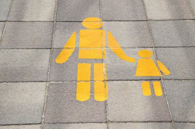 Tarafında yaya işaretleri yürümek