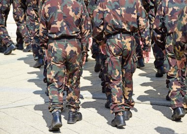 kamuflaj üniformalı askerler