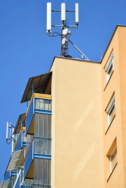 Antennes sur le toit d'un immeuble d'appartements élevé — Photo