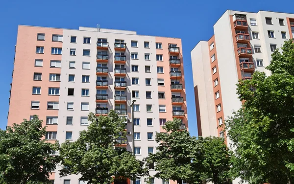 Budynek apartamentowy w mieście — Zdjęcie stockowe