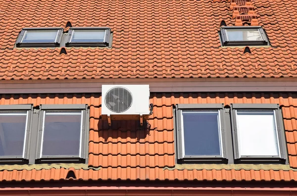Dach domu z oknami i klimatyzacja — Zdjęcie stockowe