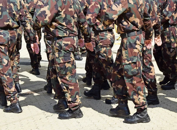 Soldados en uniforme de camuflaje —  Fotos de Stock