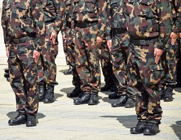 Kamuflaj üniformalı askerler — Stok fotoğraf