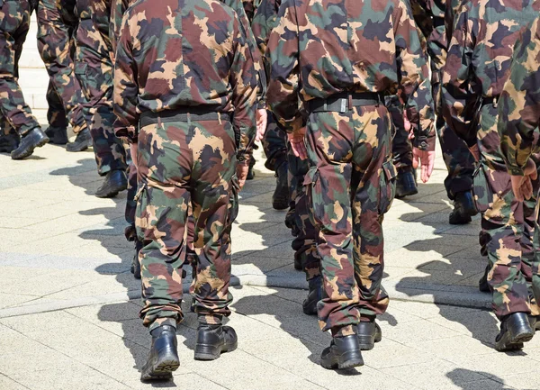 Żołnierze w mundurach kamuflażu — Zdjęcie stockowe