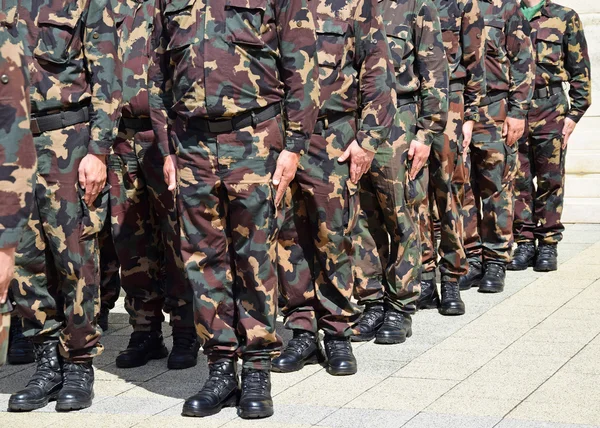 Soldados en uniforme de camuflaje — Foto de Stock