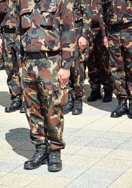 Soldados en uniforme de camuflaje — Foto de Stock