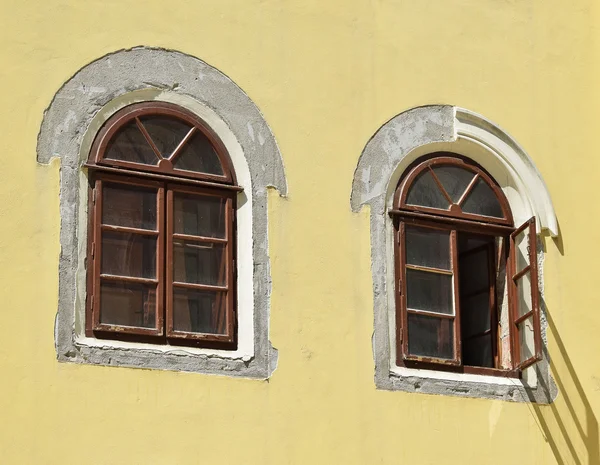 Fönstren i den gamla teater byggnaden — Stockfoto