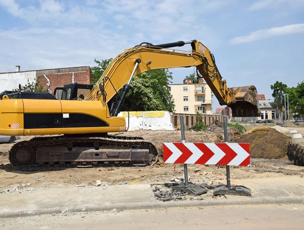 Excavadora está trabajando en la construcción de carreteras — Foto de Stock