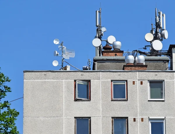 Antennes sur le dessus d'un bâtiment — Photo