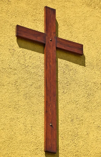 壁に木製の十字架 — ストック写真