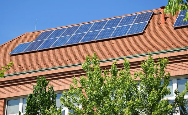 Solpaneler och träd — Stockfoto