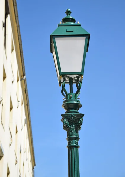 Luz de rua ao lado de um edifício — Fotografia de Stock