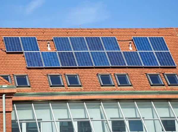 Paneles solares en el techo de un edificio — Foto de Stock