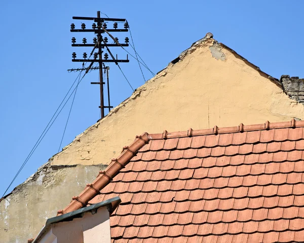 Viejo poste de teléfono en el techo — Foto de Stock