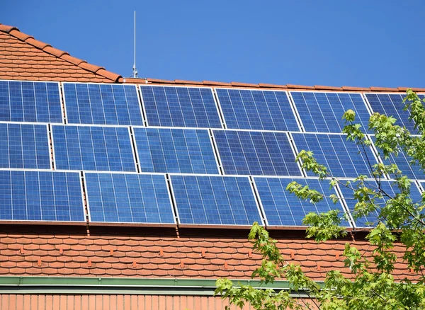 Solpaneler på taket till en byggnad — Stockfoto