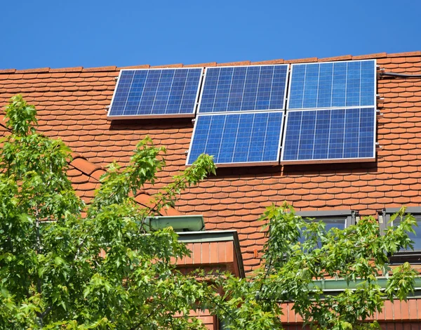 Solar panels on the roof of a building — Stock Photo, Image