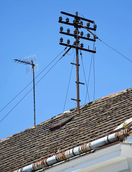 Palo del telefono sul tetto — Foto Stock