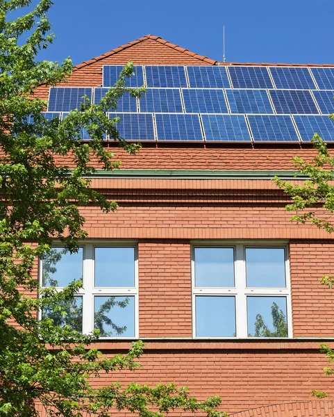 Paneles solares en el techo de un edificio — Foto de Stock